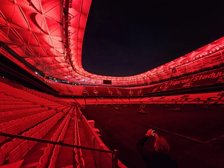 Beşiktaş’ın yenilenen stadyumu ışık sistemiyle dikkat çekiyor